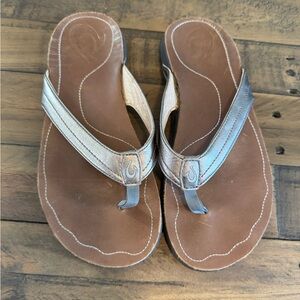 OluKai Women's Tan and Gray Sandals
